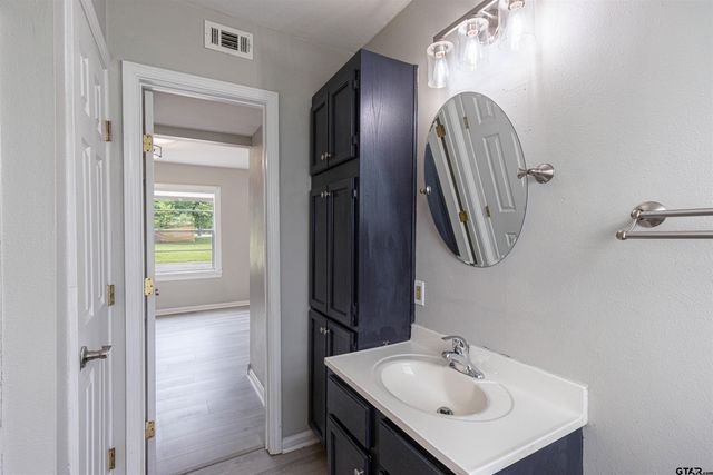 524 N College St, Lindale, TX 75771