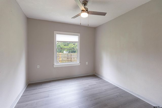 524 N College St, Lindale, TX 75771