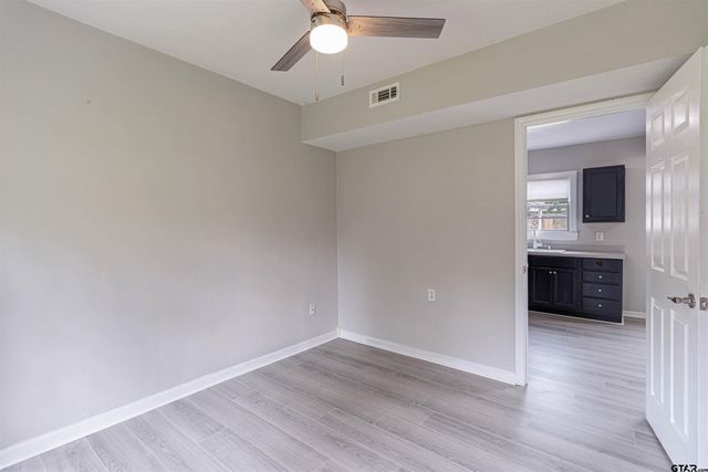 524 N College St, Lindale, TX 75771