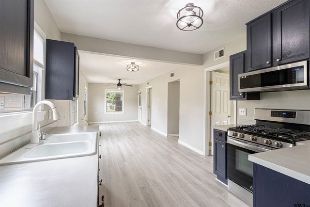 524 N College St, Lindale, TX 75771