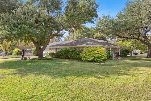 8604 Briargrove Drive, Woodway, TX 76712