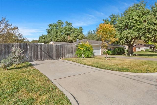 8604 Briargrove Drive, Woodway, TX 76712