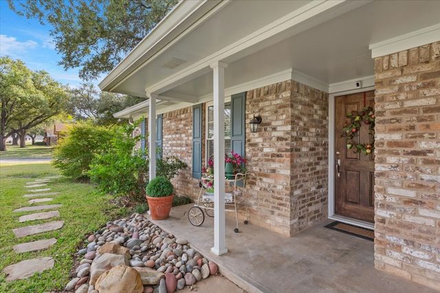 8604 Briargrove Drive, Woodway, TX 76712