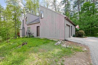 44 Coburn Woods Drive, Nashua, NH 03063