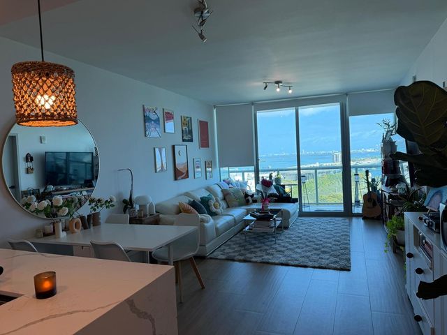 888 Biscayne Boulevard 1611, Miami, FL 33132
