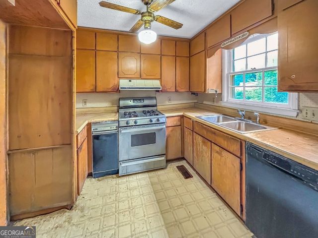 411 Edgewater Circle, Macon, GA 31220