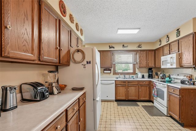 5185 W 58th Street N, Newton, IA 50208