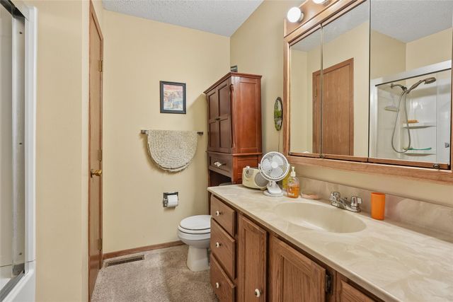 5185 W 58th Street N, Newton, IA 50208