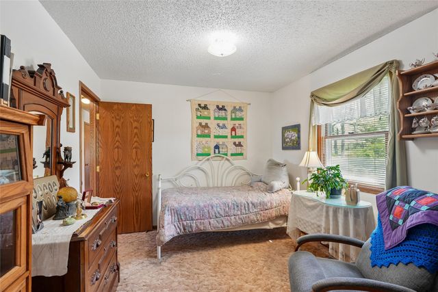 5185 W 58th Street N, Newton, IA 50208