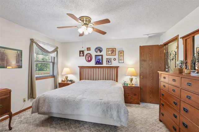 5185 W 58th Street N, Newton, IA 50208