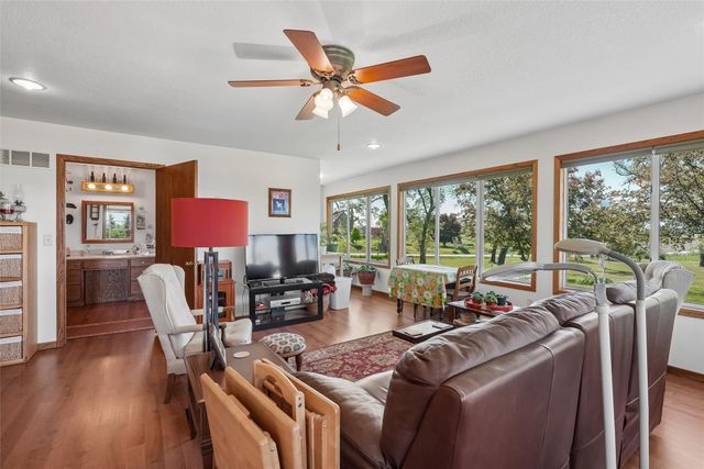 5185 W 58th Street N, Newton, IA 50208
