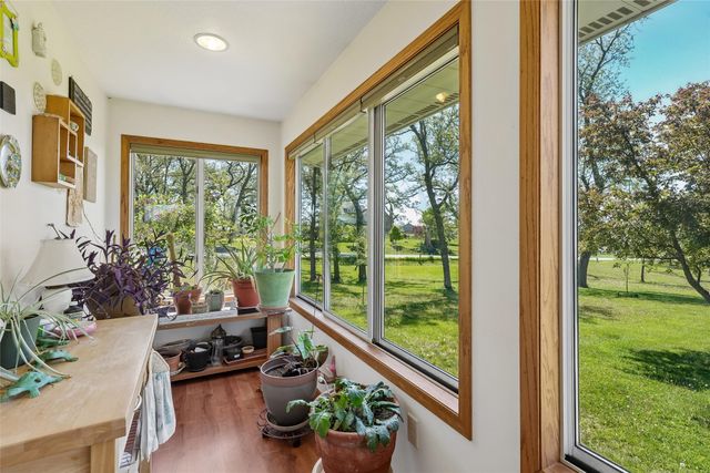 5185 W 58th Street N, Newton, IA 50208