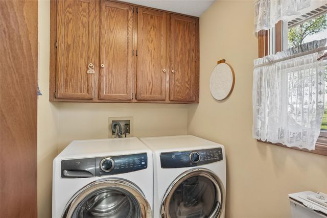 5185 W 58th Street N, Newton, IA 50208