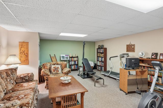 5185 W 58th Street N, Newton, IA 50208
