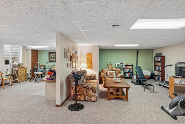 5185 W 58th Street N, Newton, IA 50208