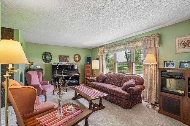 5185 W 58th Street N, Newton, IA 50208