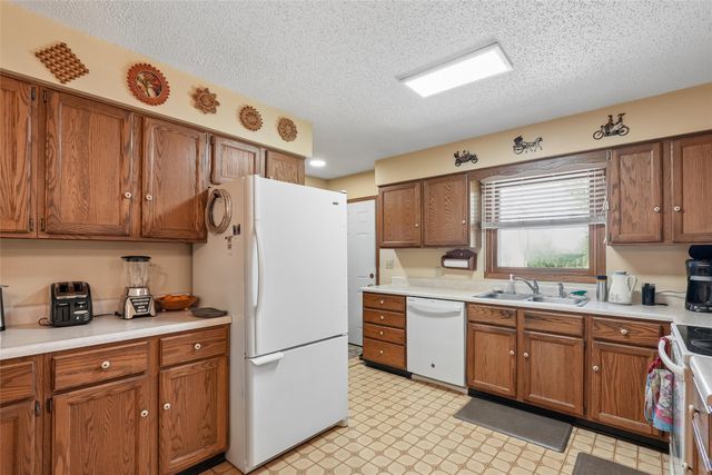 5185 W 58th Street N, Newton, IA 50208