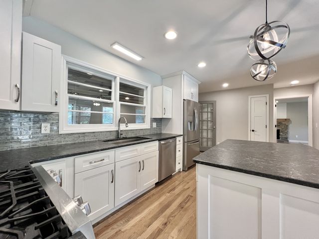 1817 Crestview Dr, Pulaski, TN 38478