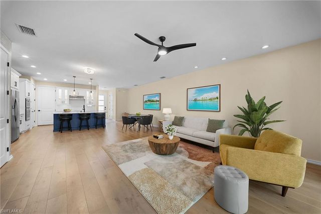 13005 Pembroke DR, Naples, FL 34105