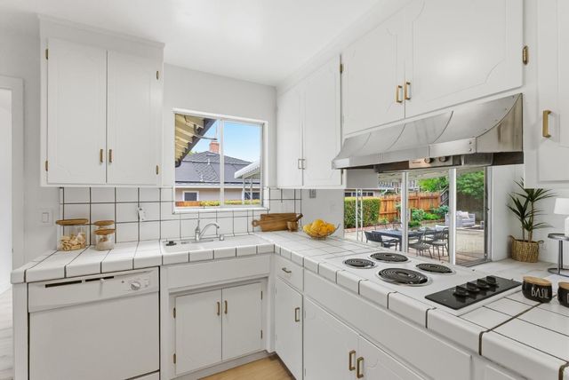 2853 Clifford Avenue, San Carlos, CA 94070