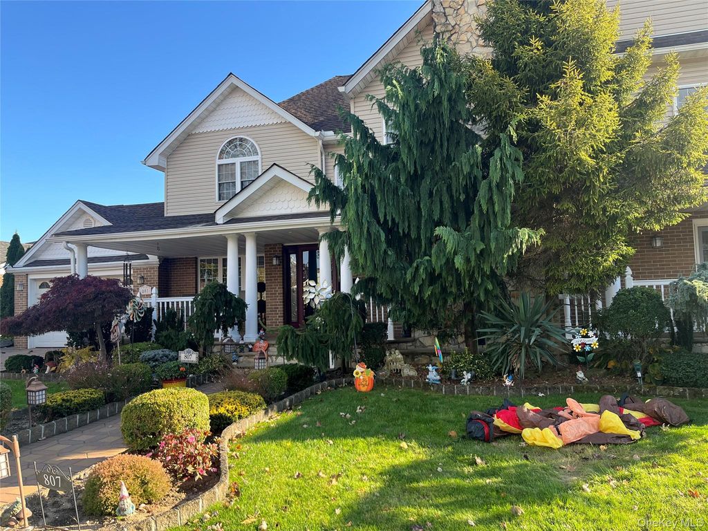 807 Cypress Drive, Franklin Square, NY 11010