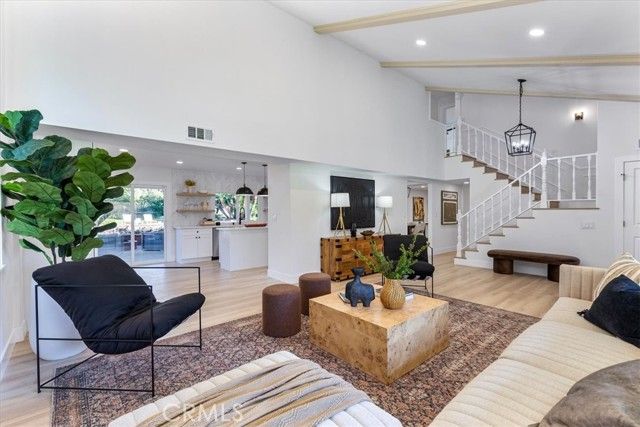 10900 Remmet Avenue, Chatsworth (los Angeles), CA 91311