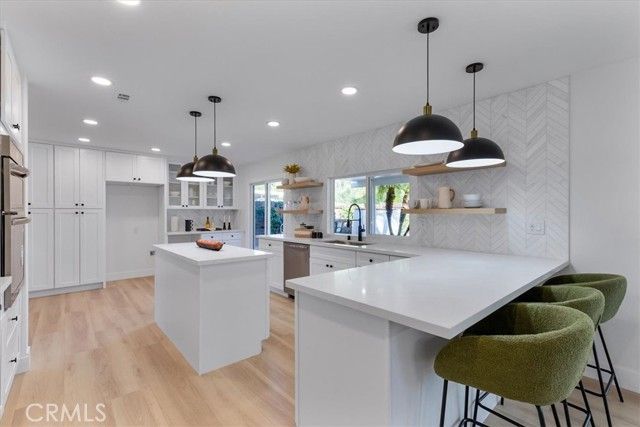 10900 Remmet Avenue, Chatsworth (los Angeles), CA 91311