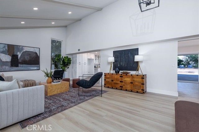 10900 Remmet Avenue, Chatsworth (los Angeles), CA 91311