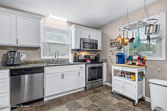 242 Flamingo Dr, Louisville, KY 40218