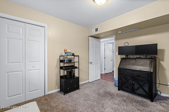 242 Flamingo Dr, Louisville, KY 40218
