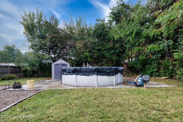 242 Flamingo Dr, Louisville, KY 40218