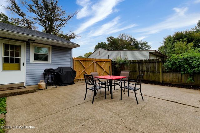 242 Flamingo Dr, Louisville, KY 40218