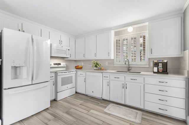 6 Barkland Drive, Derry, NH 03038