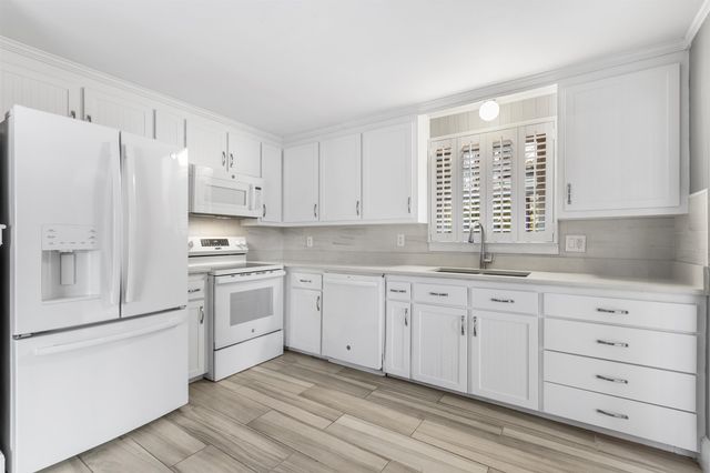 6 Barkland Drive, Derry, NH 03038