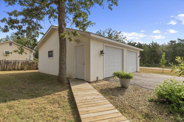 134 Tejas ST, Smithville, TX 78957