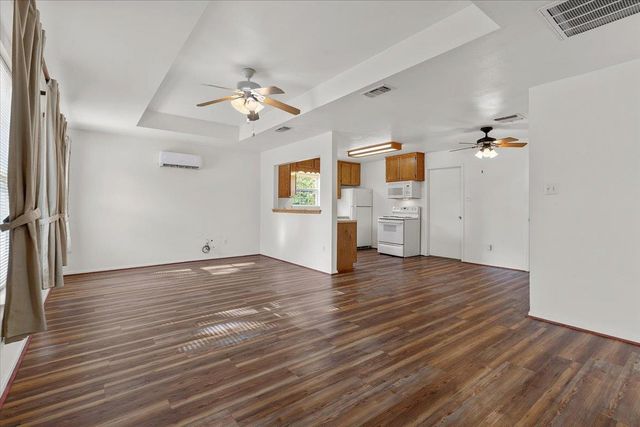 134 Tejas ST, Smithville, TX 78957