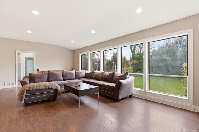 32 Highfield Lane, East Hills, NY 11577