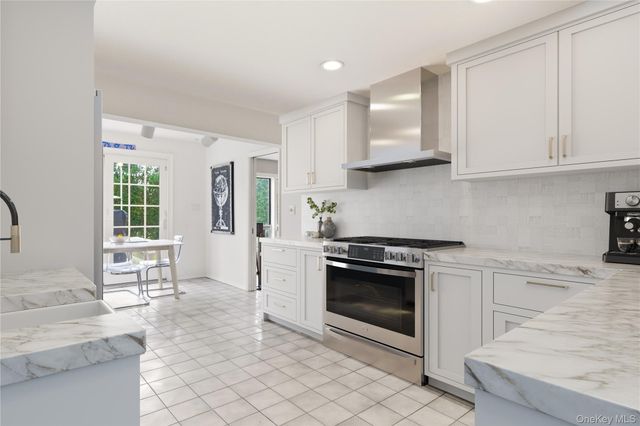 32 Highfield Lane, East Hills, NY 11577