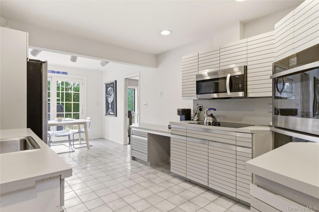 32 Highfield Lane, East Hills, NY 11577