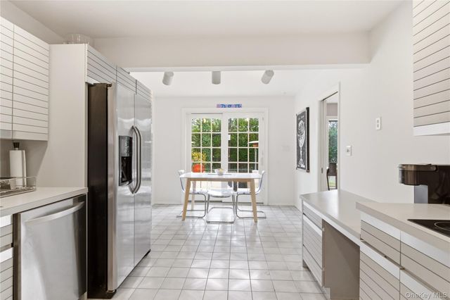 32 Highfield Lane, East Hills, NY 11577