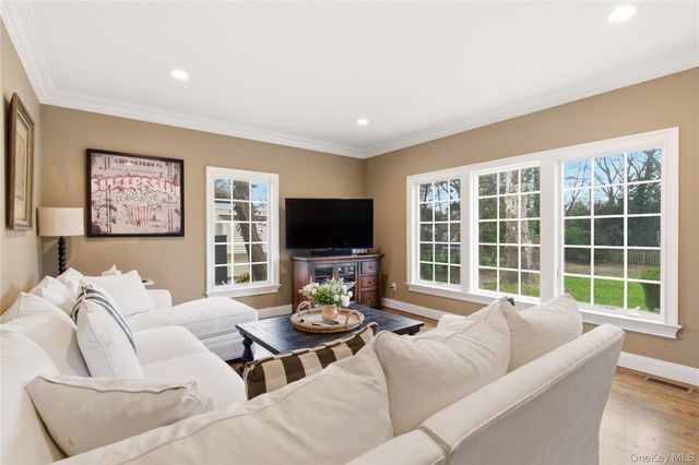 32 Highfield Lane, East Hills, NY 11577