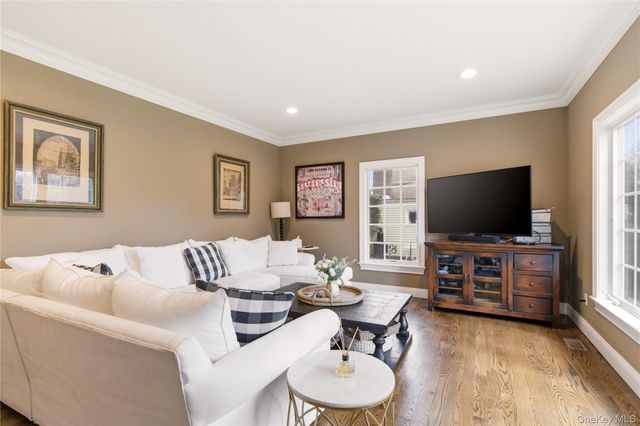 32 Highfield Lane, East Hills, NY 11577
