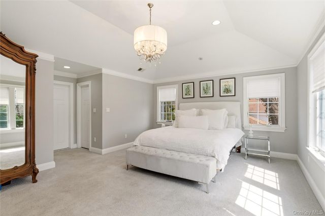32 Highfield Lane, East Hills, NY 11577
