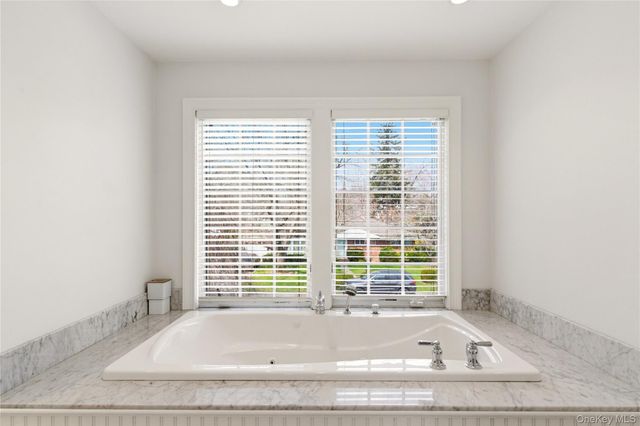32 Highfield Lane, East Hills, NY 11577