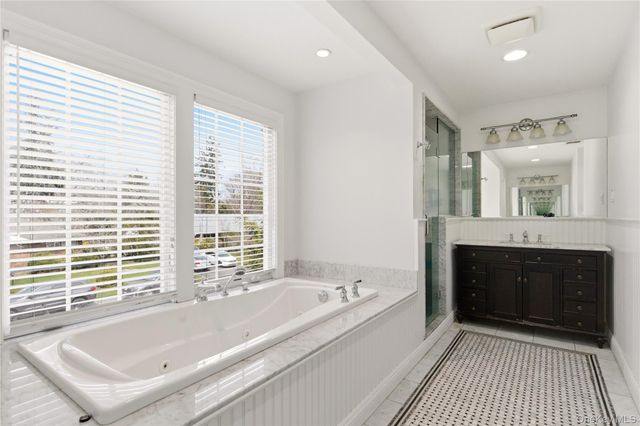32 Highfield Lane, East Hills, NY 11577