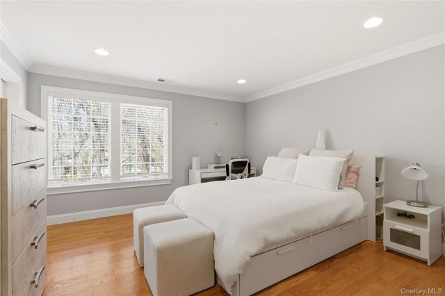 32 Highfield Lane, East Hills, NY 11577