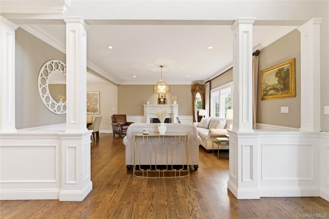32 Highfield Lane, East Hills, NY 11577