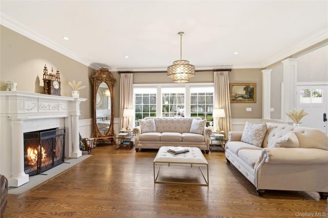 32 Highfield Lane, East Hills, NY 11577