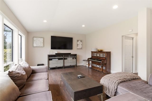 32 Highfield Lane, East Hills, NY 11577