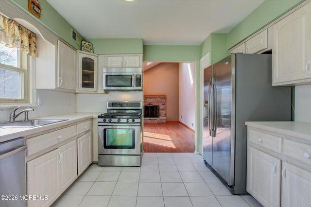 18 Warne Road, Matawan, NJ 07747